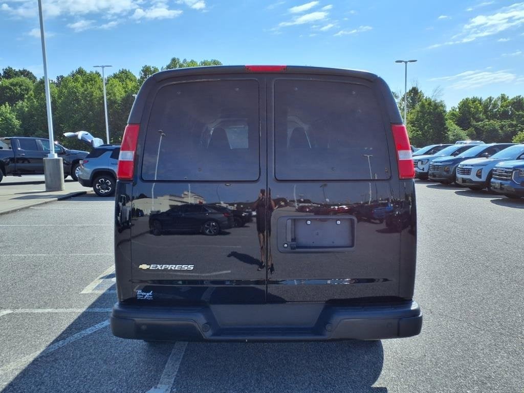 2025 Chevrolet Express Passenger 3500 1LS
